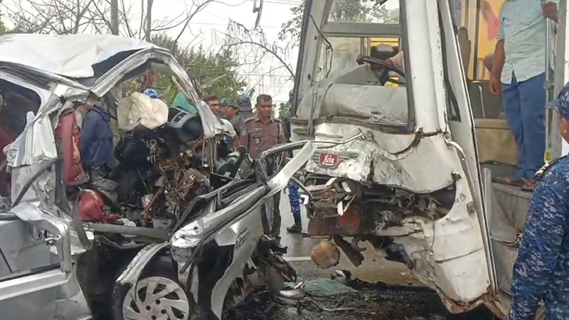 বাগেরহাটে বাস-মাইক্রোবাস সংঘর্ষ, নিহত ১৩