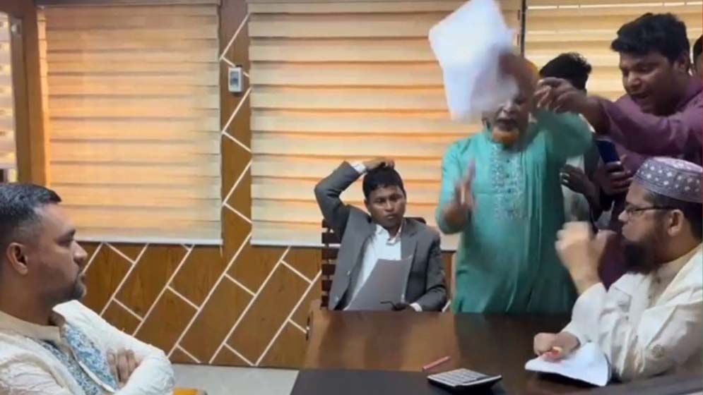 বিএনপি নেতার বিরুদ্ধে খাতা ছিনতাইয়ের মামলা