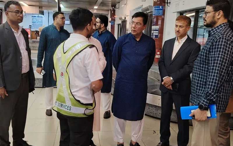 বিমানবন্দরের সেবার মান যাচাইয়ে প্রতিমন্ত্রীর আকস্মিক পরিদর্শন