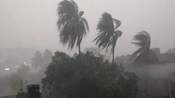 রাতে ৬০ কিলোমিটার বেগে ঝড়ের আভাস, বিপাকে যেসব জেলা