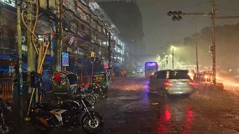ঢাকাসহ ১০ জেলায় রাতেই হানা দিতে পারে প্রবল ঝড়