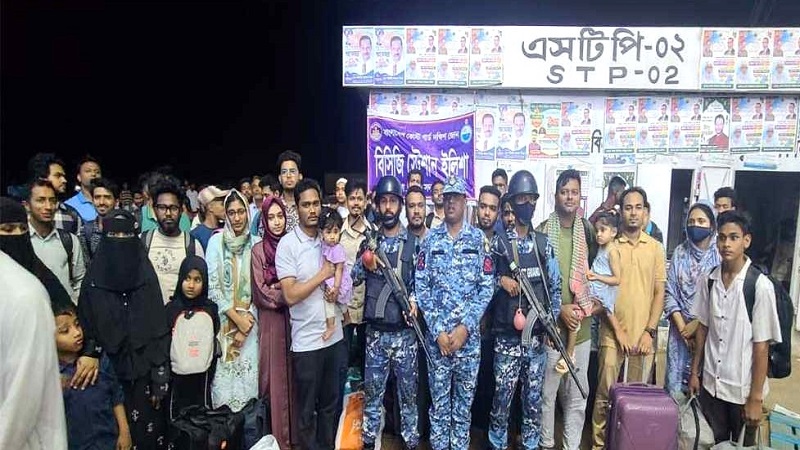 ঝড়ের রাতে চরে আটকা লঞ্চ, ১৭ ঘণ্টা পর উদ্ধার শতাধিক যাত্রী