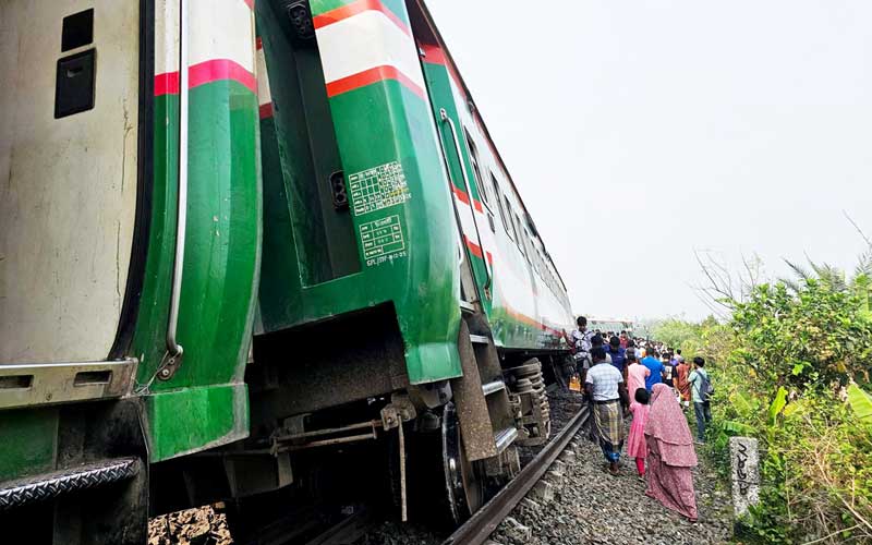 ট্রেন সচল হতে সময় লাগবে আরও ৫ ঘণ্টা