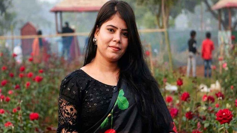 ছিনতাইকারীর ব্যাগ টানে রিকশা থেকে পড়ে নারীর মৃত্যু