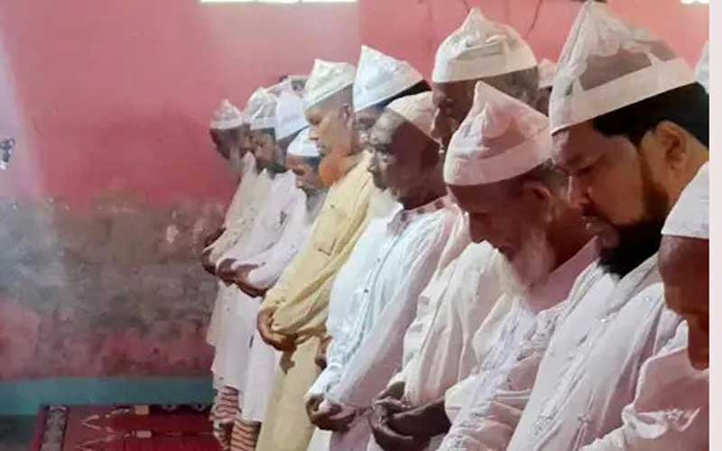 সৌদির সঙ্গে মিল রেখে বরগুনায় হাজারো মানুষের ঈদের জামাত