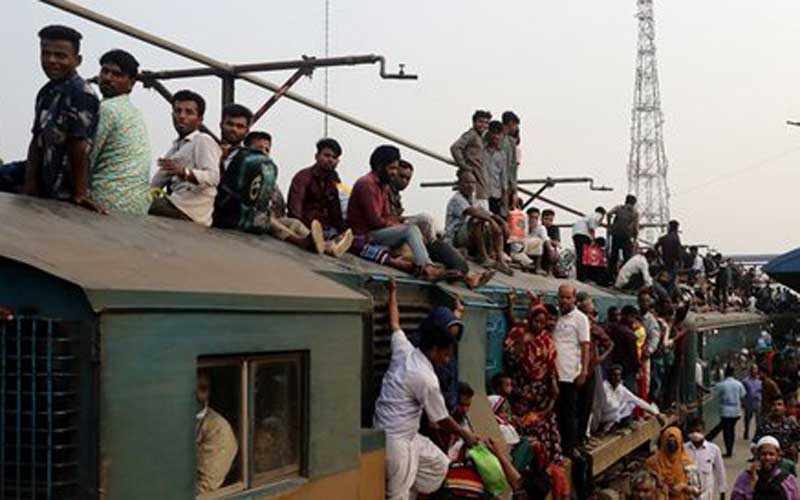 নাড়ির টানে শেষ মুহূর্তের জনস্রোত; বাস-লঞ্চ-ট্রেনে ঢাকা ছাড়ছে মানুষ