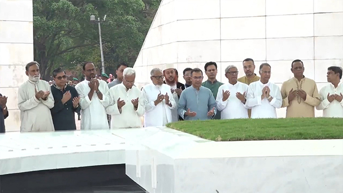 ঈদের দিন বাবা-মায়ের কবর জিয়ারত করলেন প্রধানমন্ত্রী