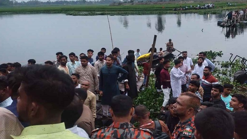 শতাধিক মানুষসহ নদীতে ভেঙে পড়ল ব্রিজ, নিহত ৩ শিশু