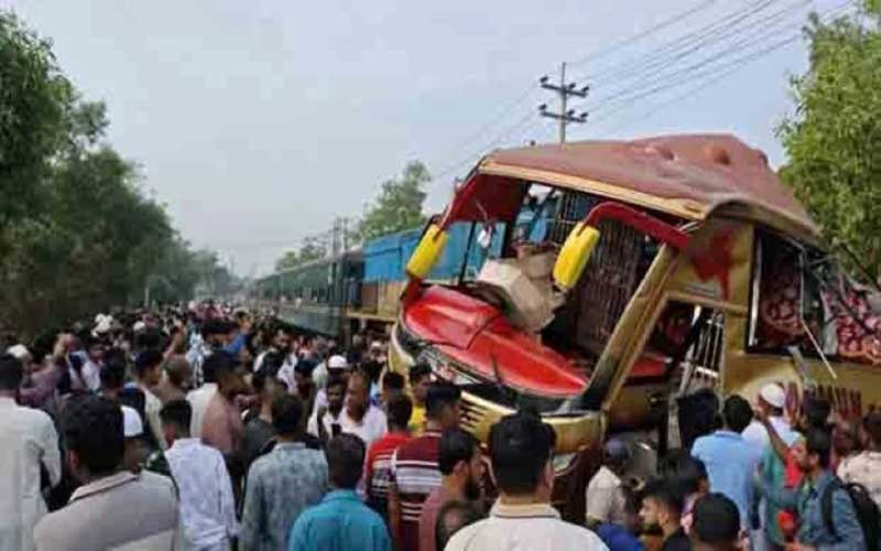কুমিল্লায় বাস-ট্রেন সংঘর্ষ, শিশু-নারীসহ নিহত ১২