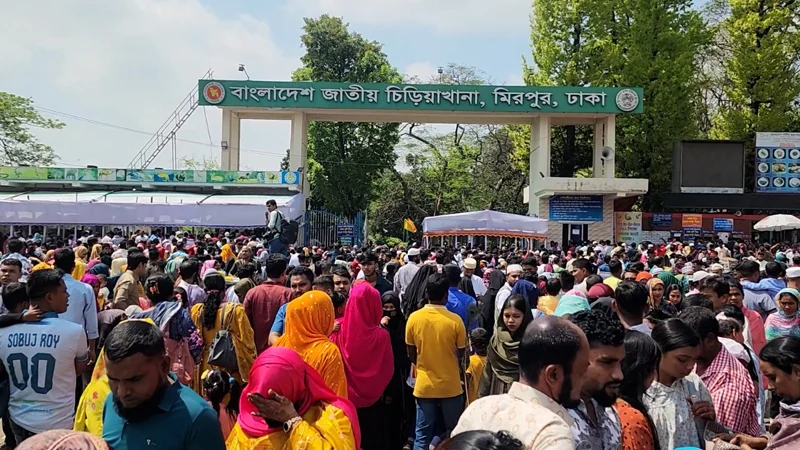 ঈদের দ্বিতীয় দিনে রাজধানীর বিনোদন কেন্দ্রগুলোতে মানুষের ঢল