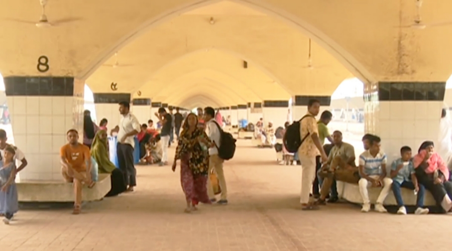 ঈদের ছুটি শেষে ঢাকায় ফিরছে মানুষ