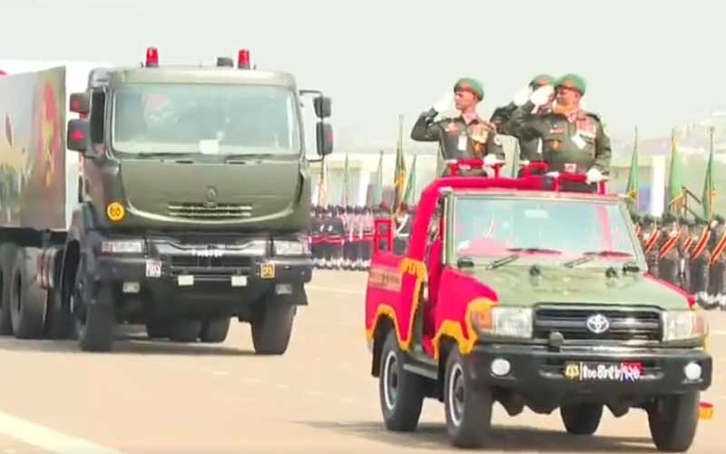 বর্ণাঢ্য কুচকাওয়াজে স্বাধীনতার উদ্‌যাপন