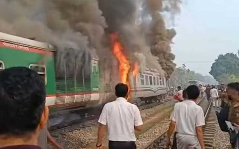 ঢাকাগামী চট্টলা এক্সপ্রেসে ভয়াবহ আগুন