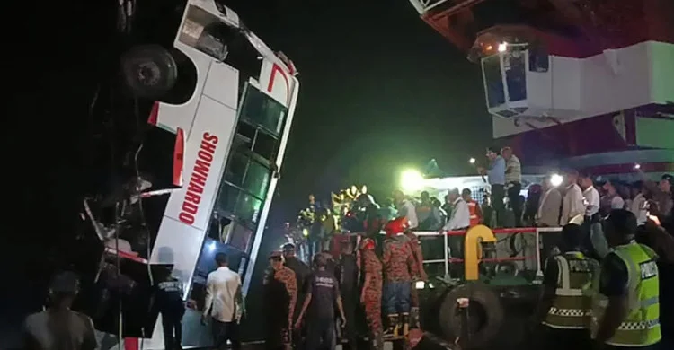 ফেরিতে ওঠার সময় যাত্রীবাহী বাস নদীতে: ২৩ জনের মরদেহ উদ্ধার