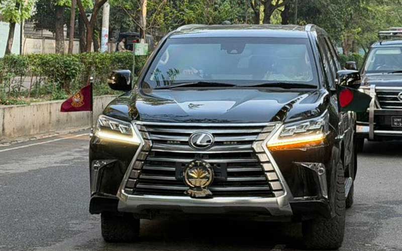 প্রথমবারের মতো প্রধানমন্ত্রীর গাড়িতে ‘জাতীয় পতাকা’