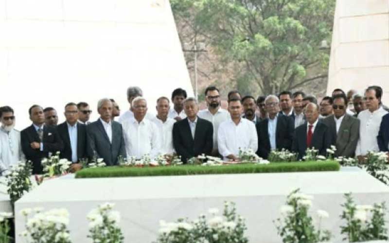 জিয়াউর রহমান ও খালেদা জিয়ার সমাধিতে প্রধানমন্ত্রীর শ্রদ্ধা