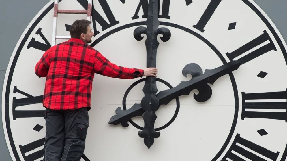 ঘড়ির কাঁটা এক ঘণ্টা এগিয়ে যাবে ফ্রান্সে