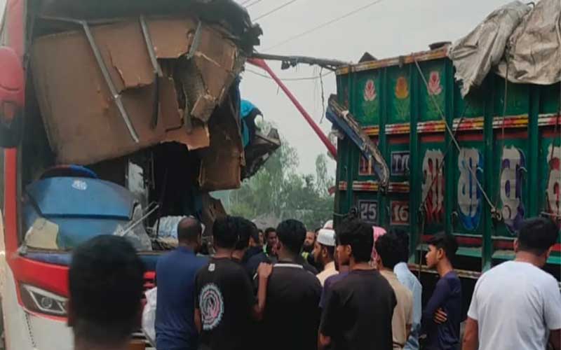 দিনাজপুরের বিরামপুরে বাস-ট্রাক সংঘর্ষে নিহত ২