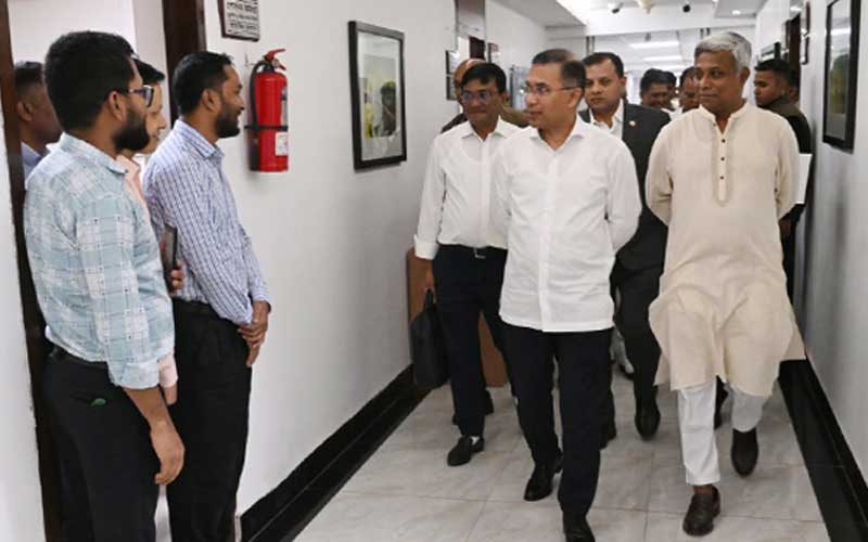 সচিবালয়ে প্রধানমন্ত্রীর সারপ্রাইজ ভিজিট: কর্মকর্তাদের উপস্থিতিতে কড়াকড়ি