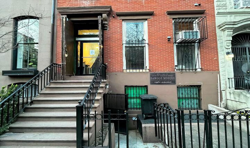 নিউ ইয়র্কে মসজিদে ভাঙচুর, কোরআন ছিঁড়ে দরজায় মলমূত্র লেপন