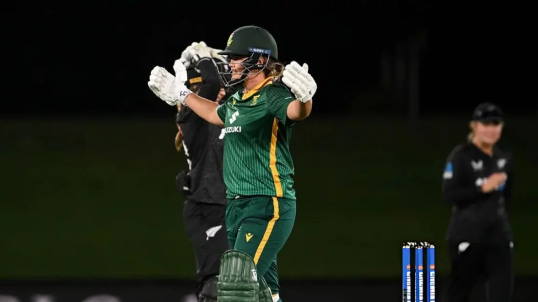 বিশ্বরেকর্ড গড়লেন প্রোটিয়া নারী ক্রিকেটার