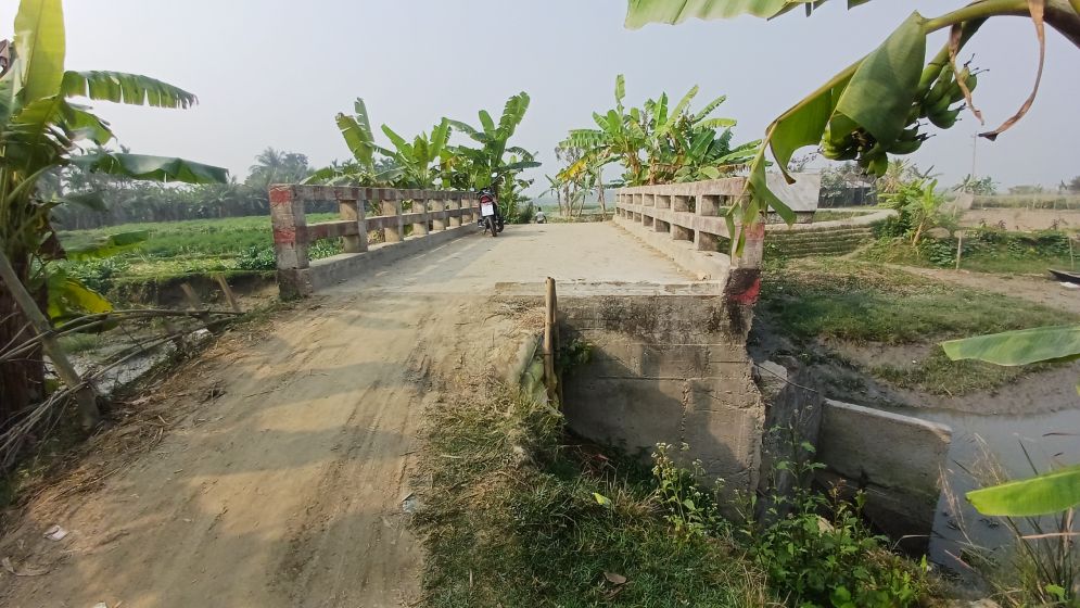 সেতু আছে, কিন্তু যাওয়ার সড়ক নেই