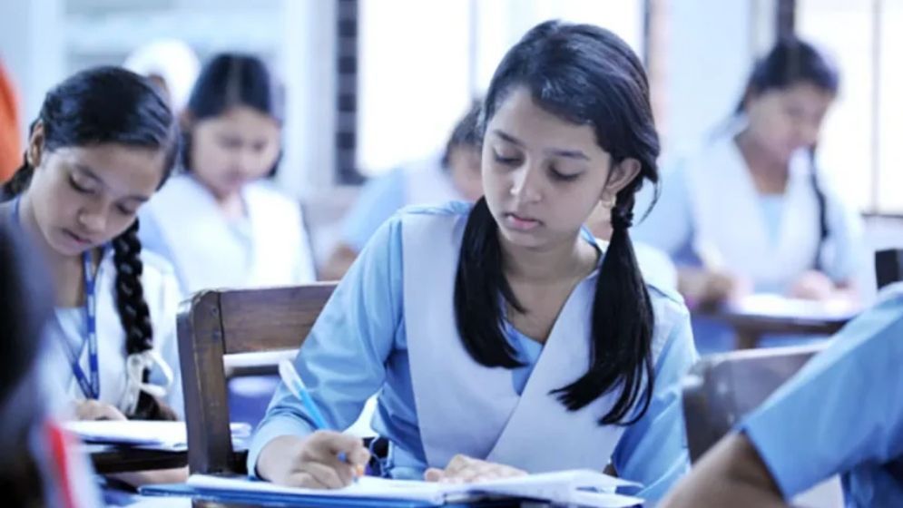 প্রাথমিক শিক্ষার্থীদের জন্য কোনটা ভালো—অনলাইন না অফলাইন?