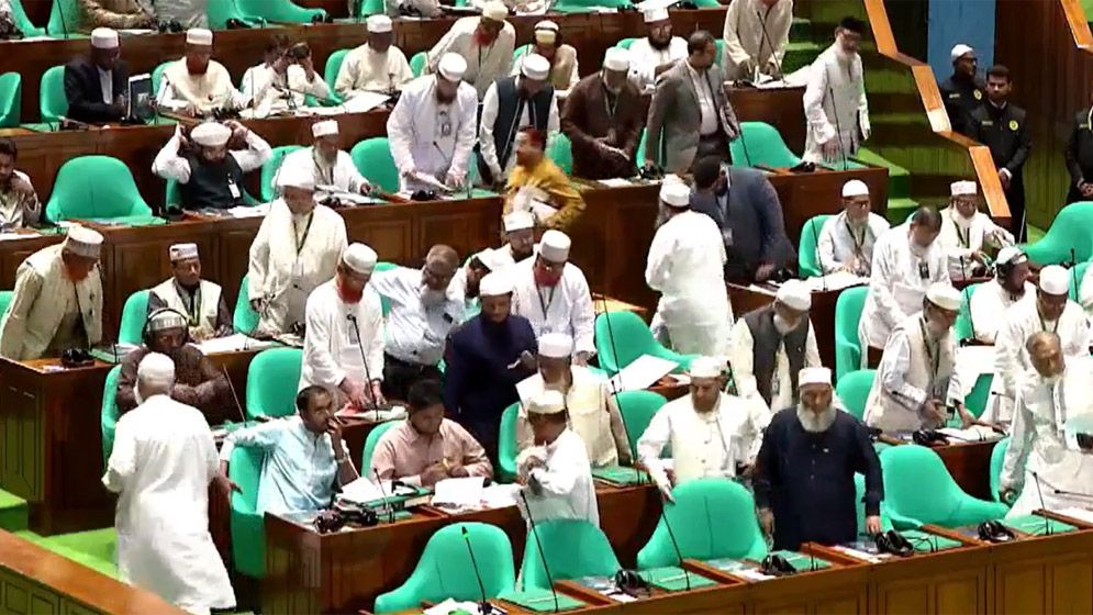 সংসদে বিরোধী দলের ওয়াকআউট