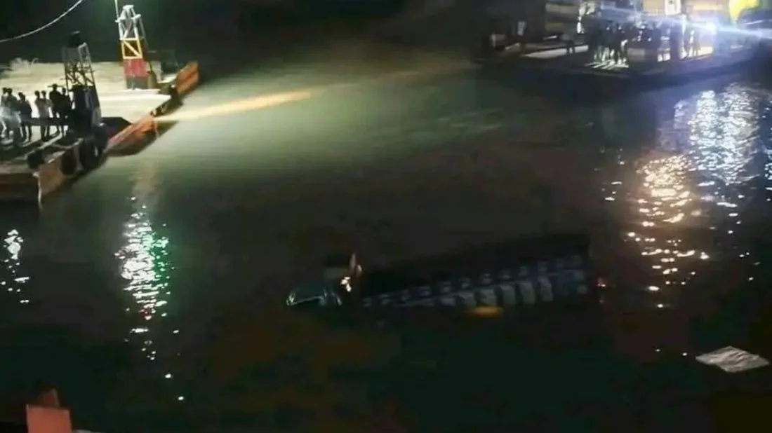 কালুরঘাটে ফেরির জন্য অপেক্ষমাণ ট্রাক নিয়ন্ত্রণ হারিয়ে কর্ণফুলী নদীতে