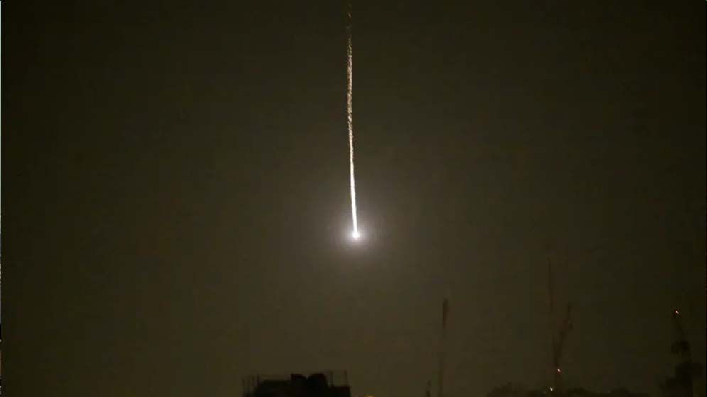 ইরানের হামলায় অন্ধকারে মধ্য ইসরাইল, আহত ১ জন