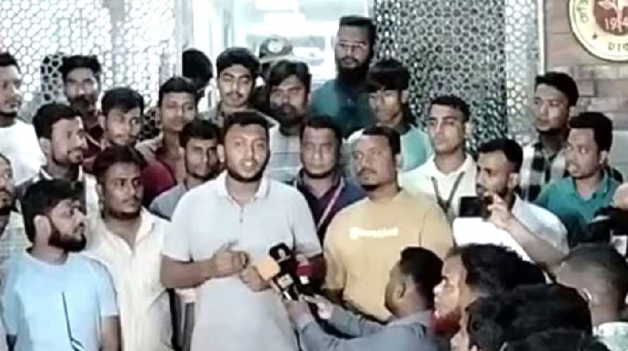 কমপ্লিট শাটডাউনের আল্টিমেটাম ঢামেকের চিকিৎসকদের, জরুরি সেবা চালু
