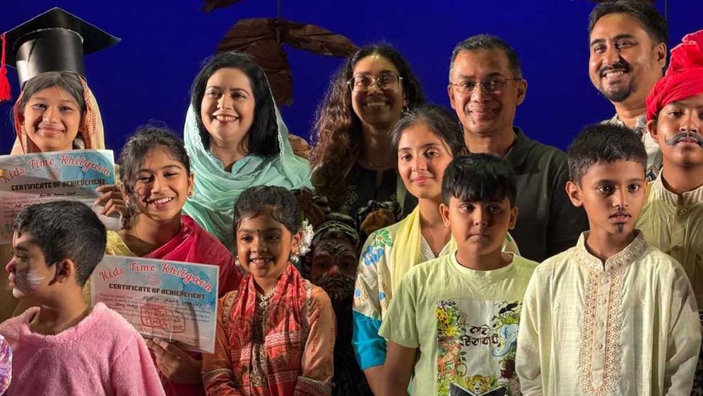 মহিলা সমিতিতে পরিবারসহ নাটক উপভোগ করলেন প্রধানমন্ত্রী