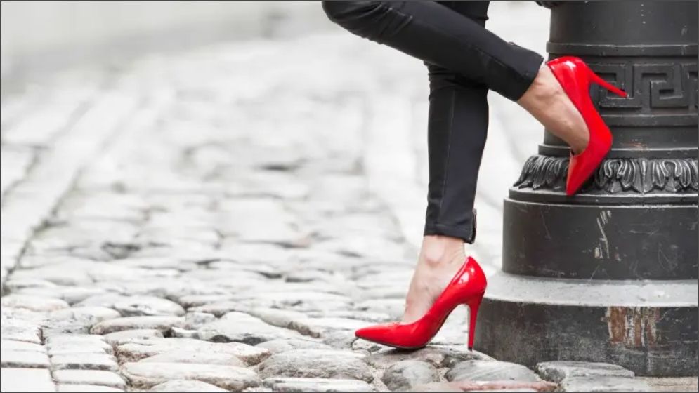 স্টাইল দেখাতে গিয়ে পায়ের ক্ষতি করছেন না তো?