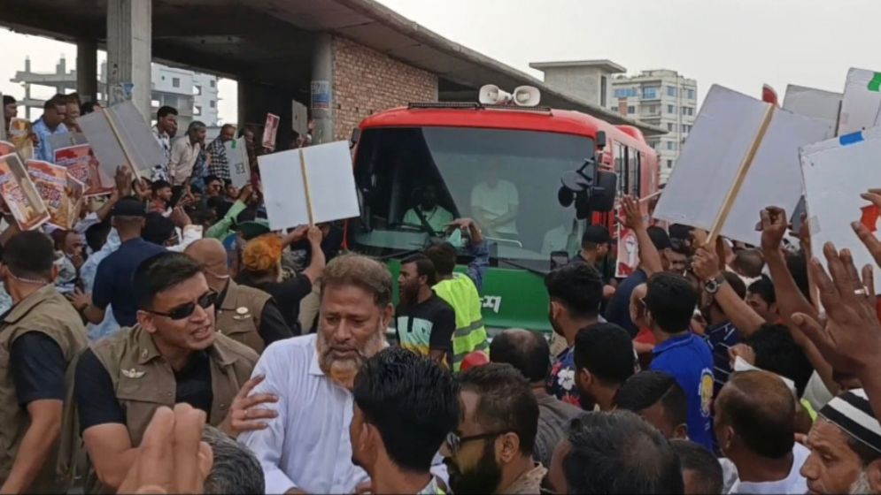 গাড়িবহর থামিয়ে বিএনপি নেতার মুক্তি চাইলেন বিক্ষোভকারীরা