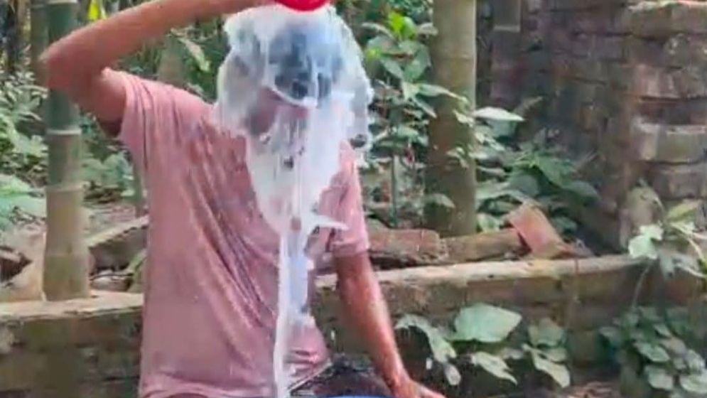 দুধ দিয়ে গোসল করে জুয়া ছাড়লেন এক যুবক