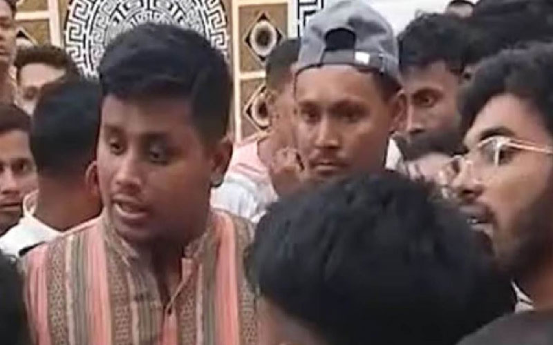 চট্টগ্রামে সাবেক মেয়র মনজুর আলমের বাসায় গিয়ে তোপের মুখে হাসনাত আবদুল্লাহ