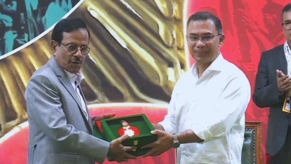 স্বাধীনতা পুরস্কার গ্রহণ করলেন জনপ্রিয় উপস্থাপক হানিফ সংকেত