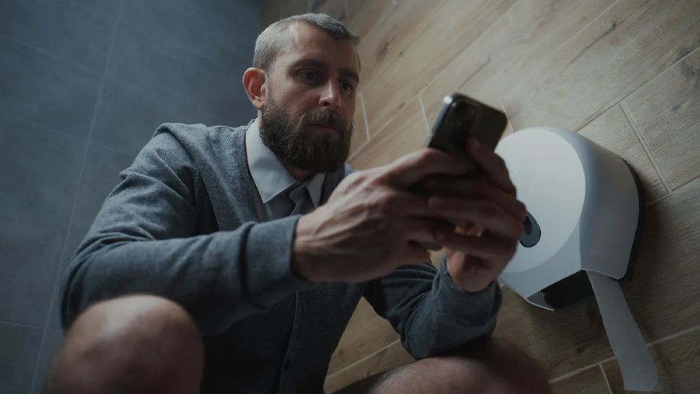 টয়লেটে ফোন ব্যবহার কেন মারাত্মক হতে পারে