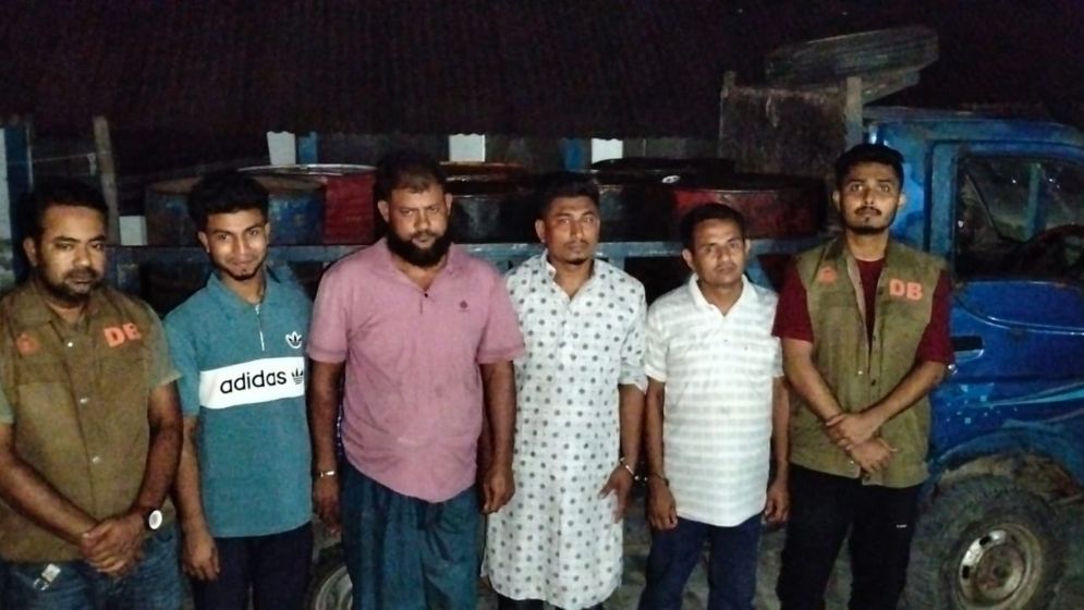 ১৪০০ লিটার ডিজেল উদ্ধার, নোয়াখালীতে গ্রেপ্তার ৪