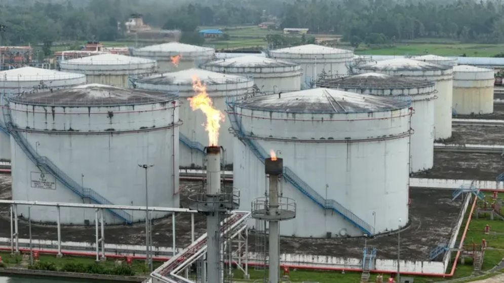 দেশীয় ট্যাংকারে জমে আছে পেট্রোল-অকটেন, নিতে আগ্রহ নেই সরকার