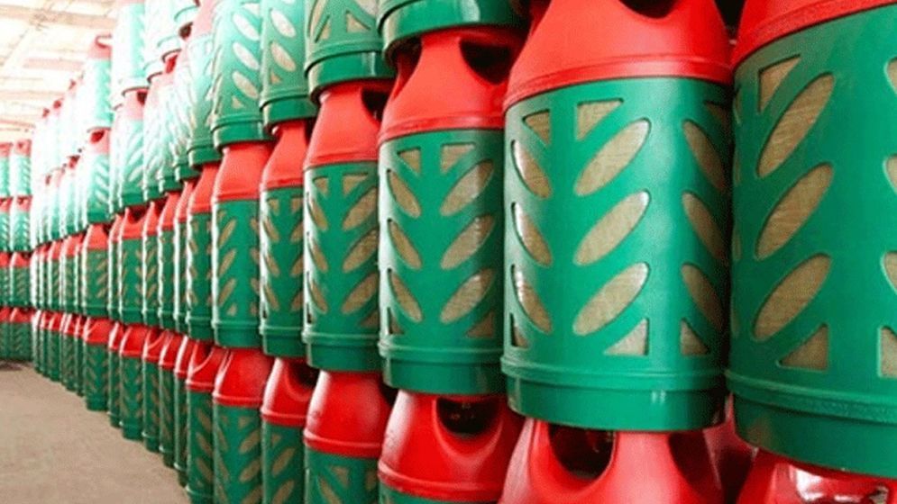 অতিরিক্ত দামে গ্যাস সিলিন্ডার বিক্রি করে বিপদে ব্যবসায়ী