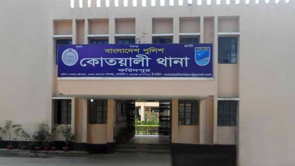 মাদ্রাসার জমি দখলকে কেন্দ্র করে ফরিদপুরে ভাঙচুর-লুটপাটের অভিযোগ