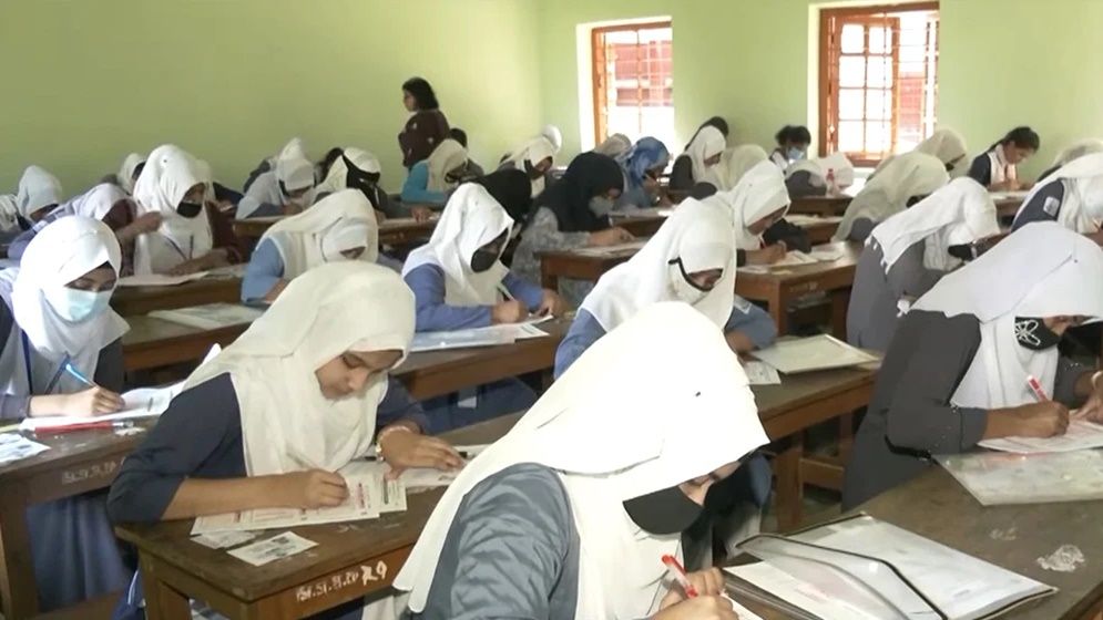 রাঙ্গাবালীতে প্রবেশপত্র বিতরণে রমরমা বাণিজ্যের অভিযোগ