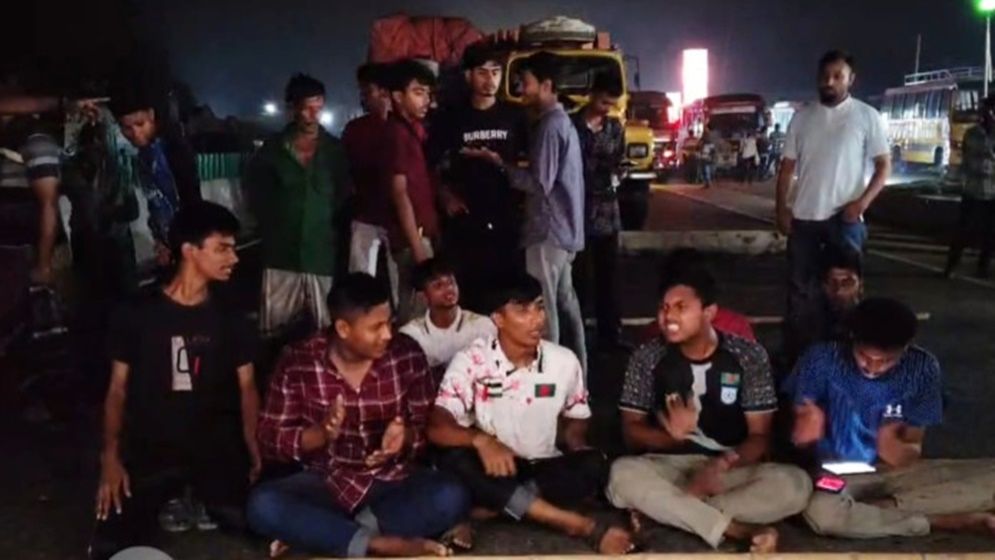 প্রবেশপত্র না পেয়ে মহাসড়ক অবরোধ করল এসএসসি পরীক্ষার্থীরা