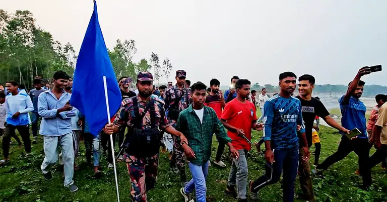 পঞ্চগড়ে আটক দুই স্কুলছাত্রকে ৮ ঘণ্টা পর ফেরত দিল বিএসএফ