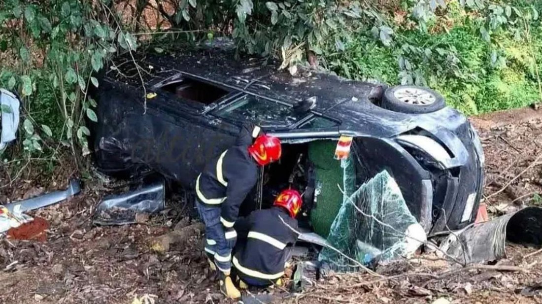 চট্টগ্রামের লোহাগাড়ায় মাইক্রোবাস খাদে পড়ে নিহত ৩