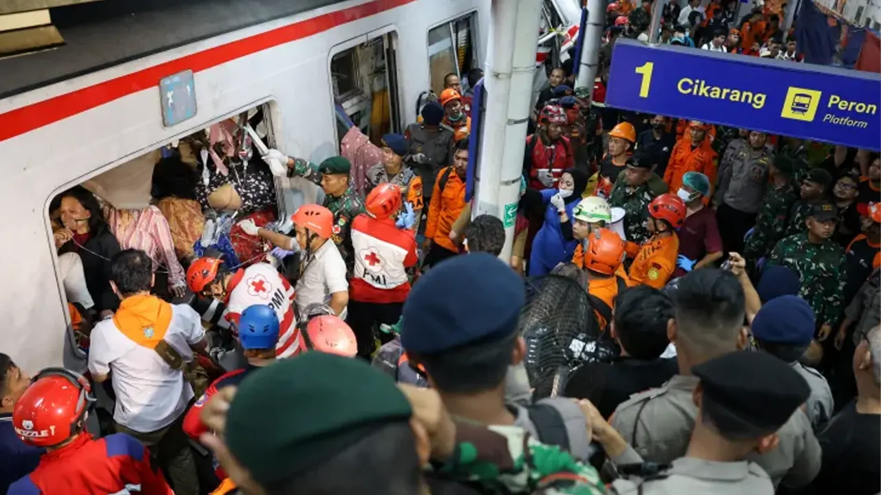 ইন্দোনেশিয়ায় দুই ট্রেনের সংঘর্ষে নিহত অন্তত ৫