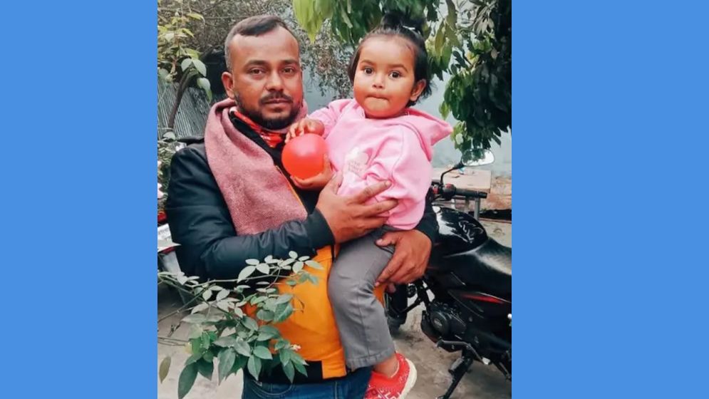 বজ্রপাতে বাবার মৃত্যু, অলৌকিকভাবে বেঁচে গেল কোলের মেয়ে