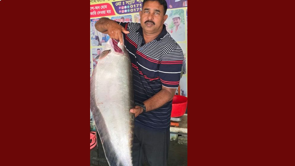 Bangladeshi tailor in Dubai