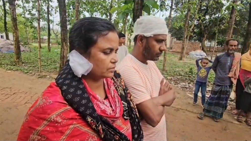 স্বামীর মাথা ফাটিয়ে, স্ত্রীর কান ছিঁড়ে স্বর্ণালংকার লুট